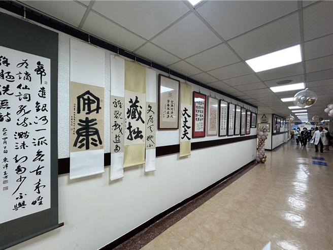 屏東醫院13日為癌逝癌友張先生舉辦「筆墨人生，生命最終章」書法展，這是張人生第一場、也是最後一場的書法展。（謝佳潾攝）