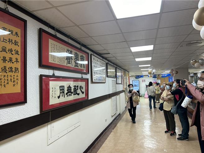 屏東醫院13日為癌逝癌友張先生舉辦「筆墨人生，生命最終章」書法展，這是張人生第一場、也是最後一場的書法展。（謝佳潾攝）