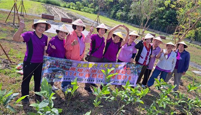 在高雄旗山廣福社區，一群7旬客家阿嬤用種花和繪本延續文化，她們親手栽種夜合花、含笑、桂花等象徵客家精神的植物，一邊照顧花園、一邊講述生活故事，並將花的模樣畫入繪本，讓孩子從土地與畫筆中認識客家文化，傳承客家精神。（林雅惠攝）