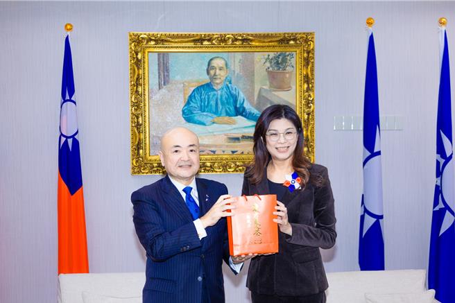 日本台湾交流协会代表片山和之（左）与国民党主席郑丽文（右）。（国民党提供）