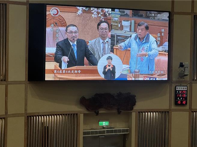 新北市府民國109年重啟推動八里觀光纜車計畫，但至今仍未有下文。新北市議員蔡錦賢說，如今淡北道路已經預計2029年完工，淡江大橋也將在明年完工，交通打通後就要拚觀光，希望市府加速評估八里纜車，另外也可以考慮在山頂蓋個旋轉餐廳。（柯毓庭攝）