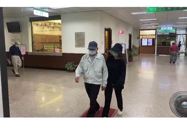 身著白色外套的陳姓男子殺死女兒，他在家人陪同下出庭應訊。（中時資料照片）