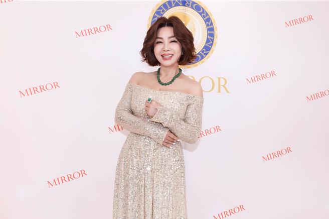 陳美鳳配戴市價16億元珠寶出席記者會。（陳俊吉攝）