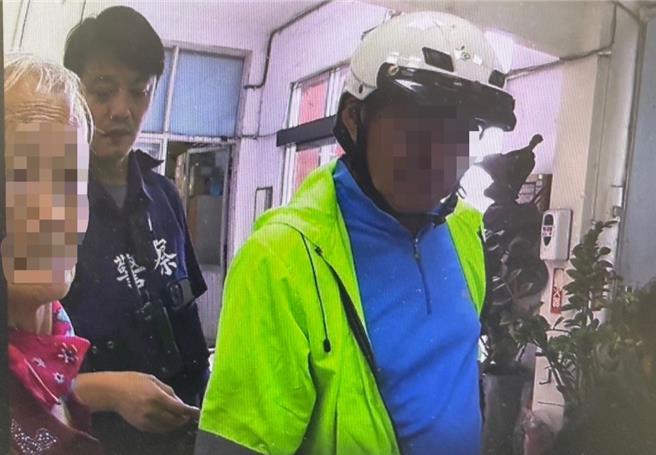 桃園市楊梅警分局，近日幫助74歲倒臥路邊的呂姓老翁，及91歲張姓婦人疑似失智的長者返家，員警積極的關懷與協助地方居民平安返家，深獲家屬感謝與肯定。(翻攝照片)