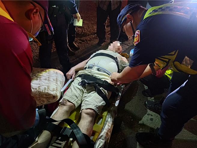 桃園市楊梅警分局，近日幫助74歲倒臥路邊的呂姓老翁，及91歲張姓婦人疑似失智的長者返家，員警積極的關懷與協助地方居民平安返家，深獲家屬感謝與肯定。(翻攝照片)