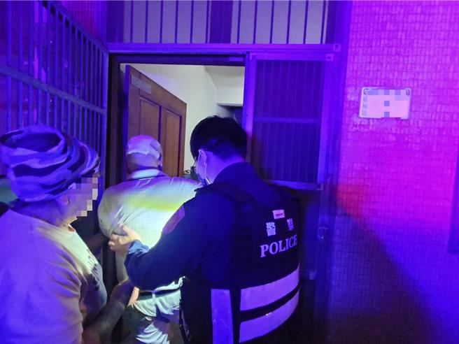 桃園市楊梅警分局，近日幫助74歲倒臥路邊的呂姓老翁，及91歲張姓婦人疑似失智的長者返家，員警積極的關懷與協助地方居民平安返家，深獲家屬感謝與肯定。(翻攝照片)