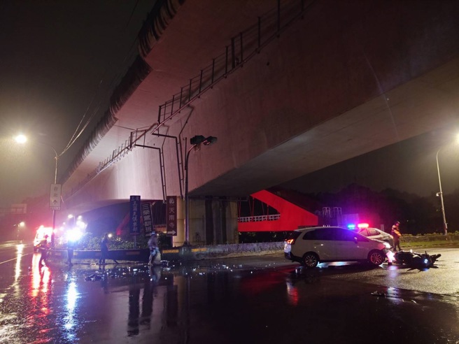 新北市三峡区今（13）日凌晨发生一起惊悚车祸，一名25岁陈姓男子驾驶自小客车，行经佳兴路、佳福路口欲左转时，与对向一辆直行的19岁郭姓男子骑乘的普通重机发生猛烈碰撞，强大撞击力导致郭男人车喷飞。（图／简铭柱翻摄）