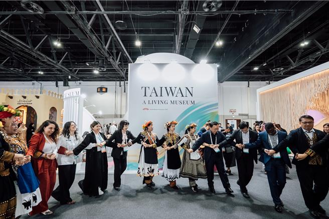 娜麓湾乐舞剧团于12日开幕交流会前带领现场贵宾进行舞蹈体验，为活动揭开完美序幕。(文化部提供)