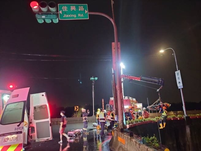 新北市三峡区今（13）日凌晨发生一起惊悚车祸，一名25岁陈姓男子驾驶自小客车，行经佳兴路、佳福路口欲左转时，与对向一辆直行的19岁郭姓男子骑乘的普通重机发生猛烈碰撞，强大撞击力导致郭男人车喷飞。（图／简铭柱翻摄）