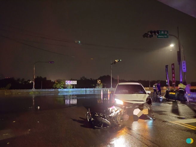 新北市三峡区今（13）日凌晨发生一起惊悚车祸，一名25岁陈姓男子驾驶自小客车，行经佳兴路、佳福路口欲左转时，与对向一辆直行的19岁郭姓男子骑乘的普通重机发生猛烈碰撞，强大撞击力导致郭男人车喷飞。（图／简铭柱翻摄）