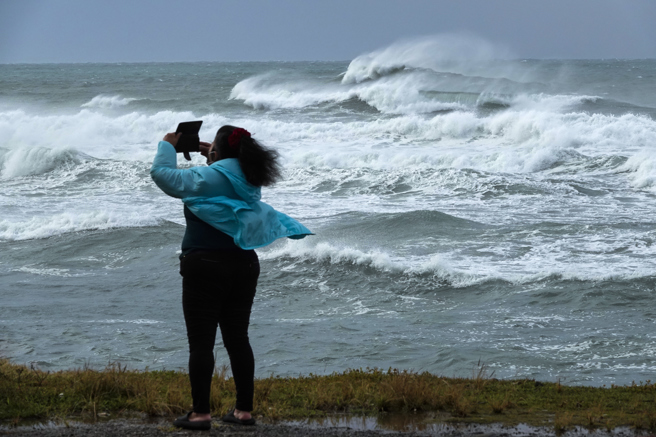 前气象局长郑明典认为停班停课标准要更准确，冬季滨海地区出现7-10级风不影响在地人生活。（示意图／资料照）
