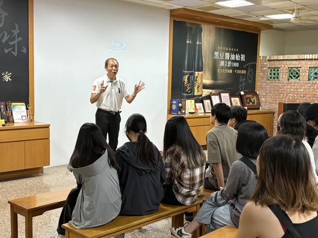 南華大學帶領學生至「丸莊醬油」參訪，莊偉民副總經理介紹丸企業經營理念。(南華大學提供)