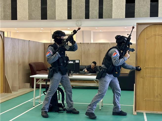 特勤队更模拟绳索垂降、投掷震撼弹攻坚诈骗集团据点，场面震撼。（北市刑警大队提供）