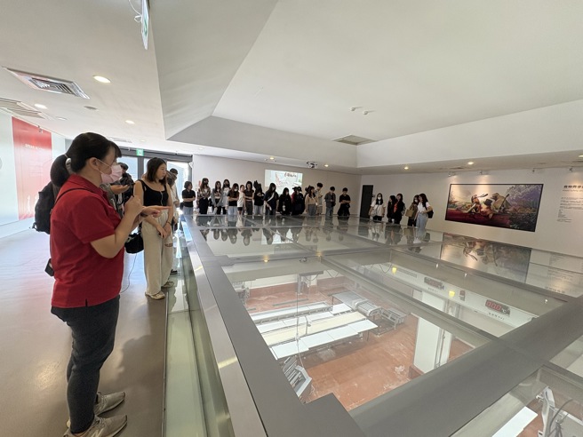 南華大學帶領學生至「良作工場農業文創館」參訪，並參觀豬肉分切場。(南華大學提供)