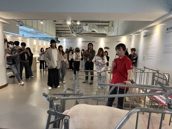 南華大學帶領學生至「良作工場農業文創館」參訪，學生聆聽導覽解說。(南華大學提供)