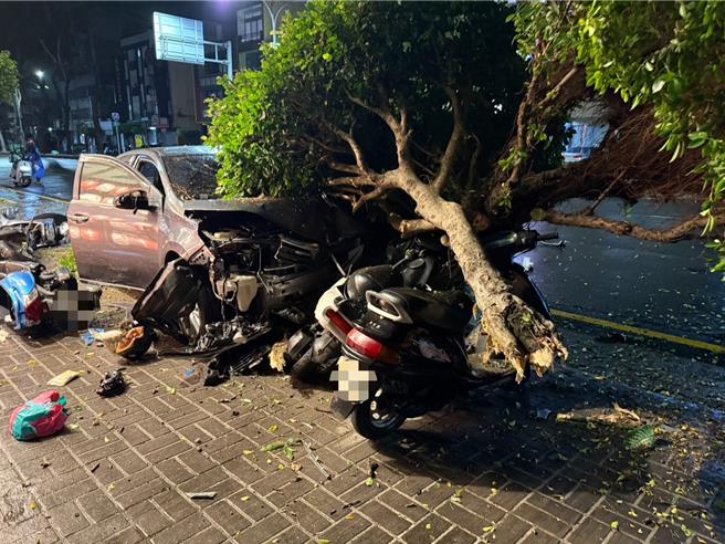 自撞事故。（民眾提供／李京昇台中傳真）