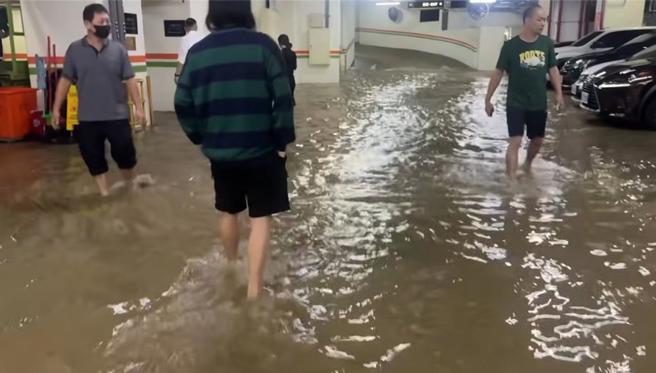 蘇澳煙波飯店地下停車場遭淹。（民眾提供／吳佩蓉宜蘭傳真）