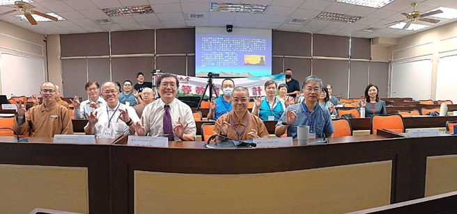南華大學人間佛教講座，邀請林仁昱教授(前排中)主講，並合影留念。(南華大學提供)