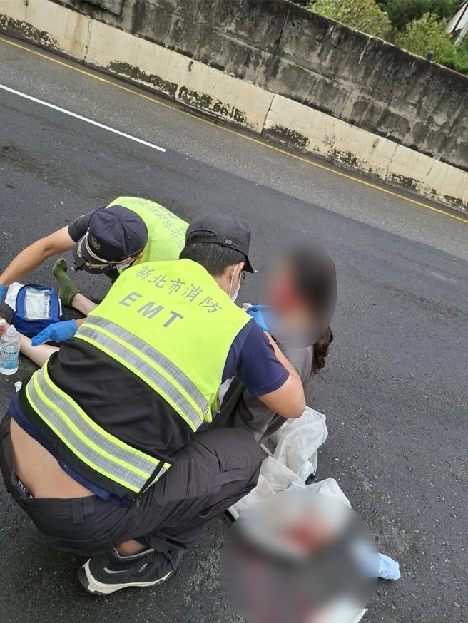 陳姓護理師騎車自摔，救護人員到場協助。（民眾提供）