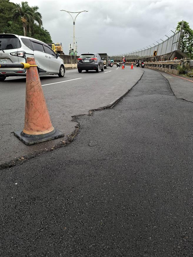 施工單位管線遷移回填不平整。（民眾提供）