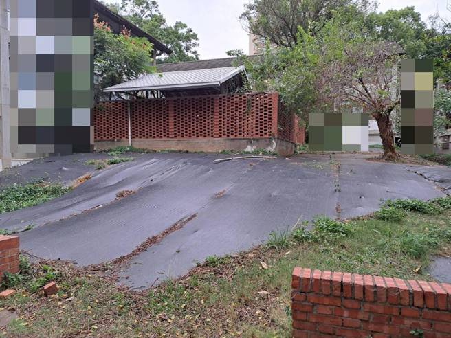 东海大学男生宿舍中及邻近停车场舖设抑草席，不过校方解释，抑草席为暂时性、环境友善工法，可防止杂草快速蔓延，避免土壤流失，并为后续逐步植入合适草种、铺设透水砖或石材预留条件，绝非长期破坏。(温予菱摄)