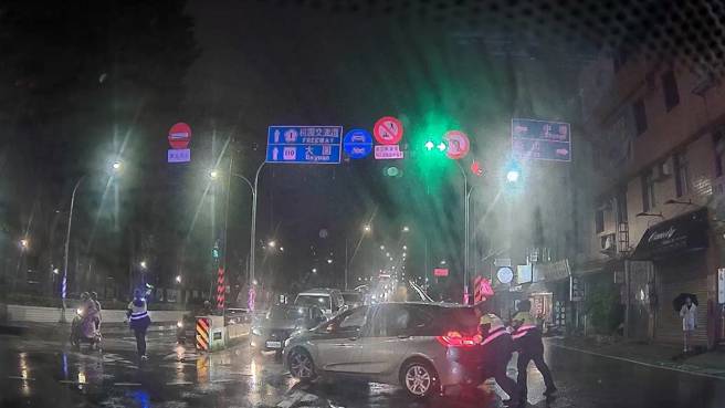 一名林姓駕駛在暴雨中遭遇車輛突然熄火，受困於路橋頂點動彈不得，正值下班車流高峰，後方車輛大排長龍、喇叭聲四起，場面一度陷入混亂，駕駛急得滿頭大汗。（圖／簡銘柱翻攝）