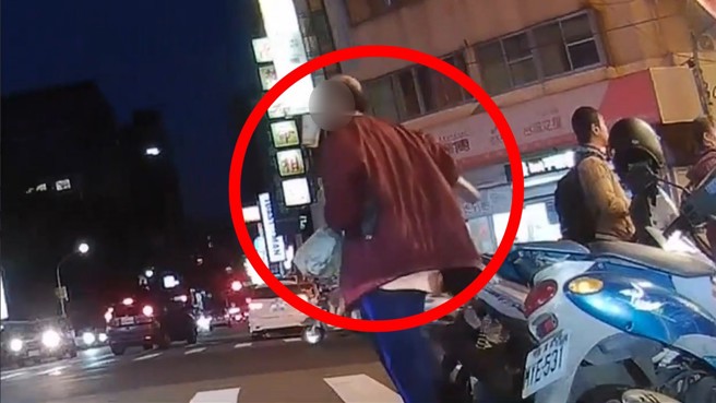 台中知名禿頭NPC，常出沒台中中友百貨跟一中街附近，全身上下行頭全部都是偷來的，讓當地居民相當困擾。（翻攝爆料公社）