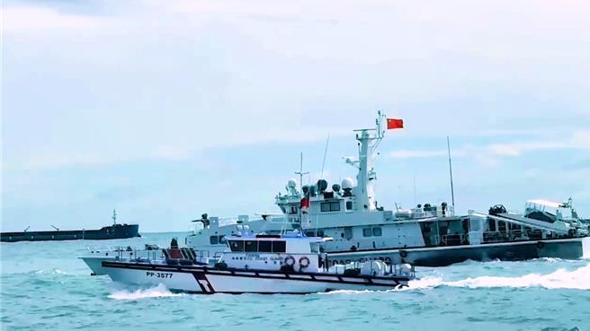 4艘大陸海警船13日再度突擊侵擾金門水域，海巡署偵獲立即調度巡防艇前推對應，強勢驅離。（海巡署提供）
