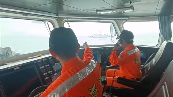海巡署透過中、英文無線電廣播，堅定要求大陸海警船轉向航離。（海巡署提供）