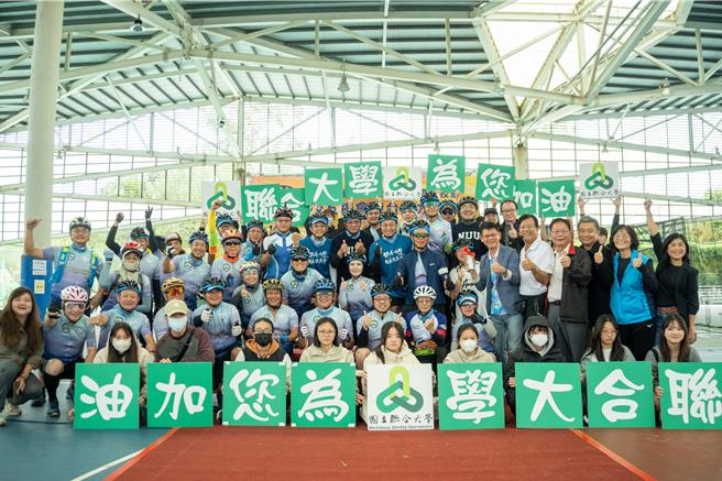 2025年11月13日苗栗縣／為慶祝國立聯合大學創校53周年，校友總會舉辦為期10天的「環台接力騎行」活動，13日上午在八甲校區風雨球場舉行起程儀式。（聯合大學提供／呂麗甄苗栗傳真）