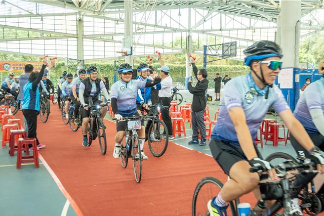 2025年11月13日苗栗縣／為慶祝國立聯合大學創校53周年，校友總會舉辦為期10天的「環台接力騎行」活動，13日上午在八甲校區風雨球場舉行起程儀式。（聯合大學提供／呂麗甄苗栗傳真）