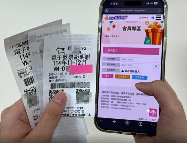 桃園市政府因應中央普發現金1萬元政策，推出「桃園百倍奉還」活動，只要在桃園市設立登記店家消費100元並至活動網站登錄發票，就有機會抽中百倍奉還《現金一百萬》大獎。（圖／經發局）