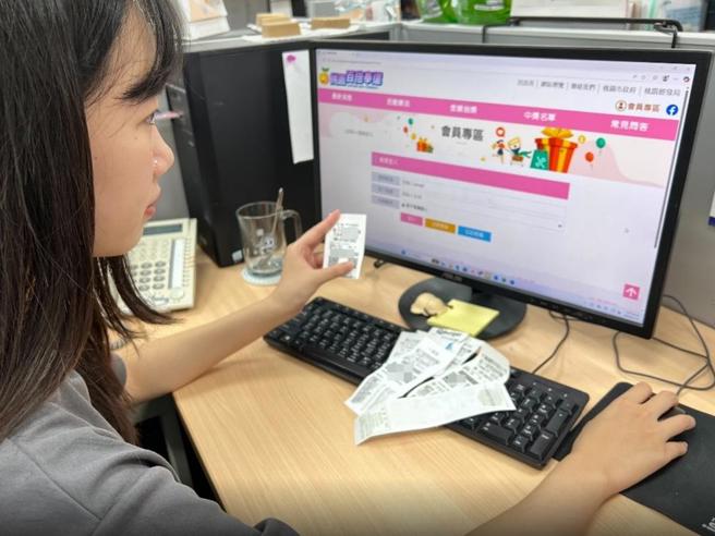 桃園市政府因應中央普發現金1萬元政策，推出「桃園百倍奉還」活動，只要在桃園市設立登記店家消費100元並至活動網站登錄發票，就有機會抽中百倍奉還《現金一百萬》大獎。（圖／經發局）