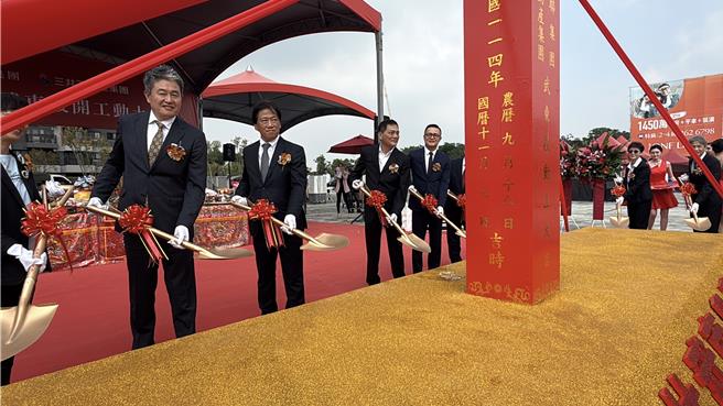 华友联与三井不动产合作案近日动土，基地位于台南归仁区武东段、紧邻高铁站与沙崙绿能科学城，地上21层、地下2层，约220户、总销8000坪，预计明年开卖。（柯宗纬摄）