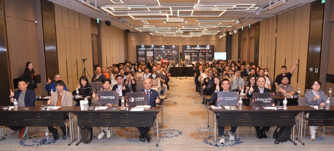 「HyperNet 星鏈連結—共創未來—邁向多軌通訊產業創新國際論壇」與會產官學研及貴賓大合照。 （經濟部產業發展署/提供）