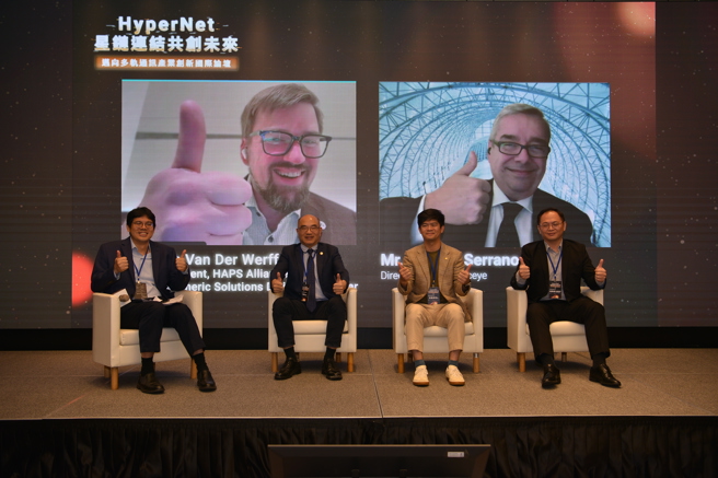 焦點對談主持人與講者群合影。（經濟部產業發展署/提供）