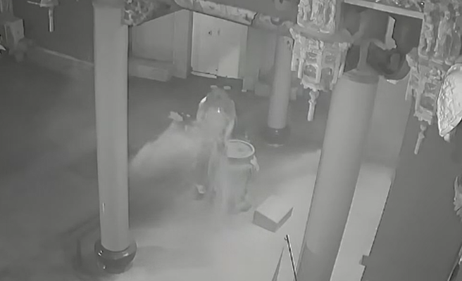 男清晨挖天公爐香灰四處亂撒。（圖／翻攝自臉書爆廢公社公開版）