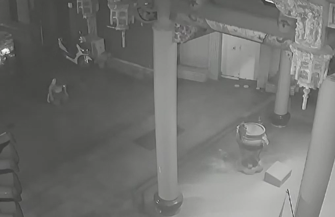 男清晨挖天公爐香灰四處亂撒，甚至還詭異的跪拜後，繼續灑香灰後再離去。（圖／翻攝自臉書爆廢公社公開版）