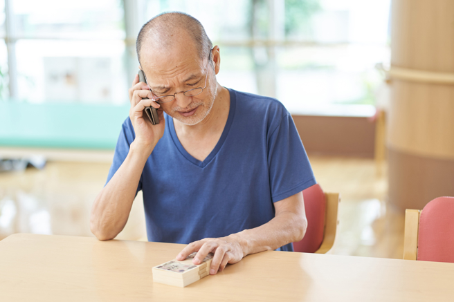 日本各地方政府相继推出AI模拟诈骗体验活动，以期有效阻止更多高龄者掉入骗财陷阱。（示意图：Shutterstock/达志）