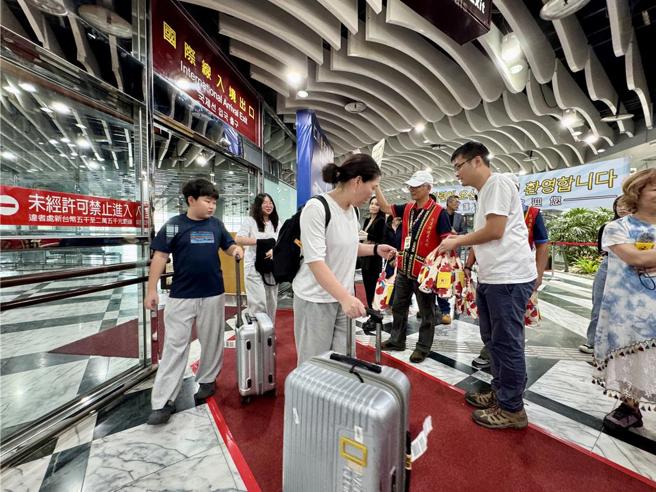 县府准备「珍珠奶茶」让韩国游客嚐鲜。（王志伟摄）