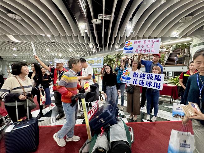 韩国游客揪团到花莲打高尔夫球。（王志伟摄）