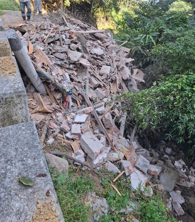 民眾裝潢房子，承包商卻將拆除的木材、砸毀的磚瓦等，就近載往偏僻山區亂倒遭檢舉。（民眾提供／楊靜茹南投傳真）