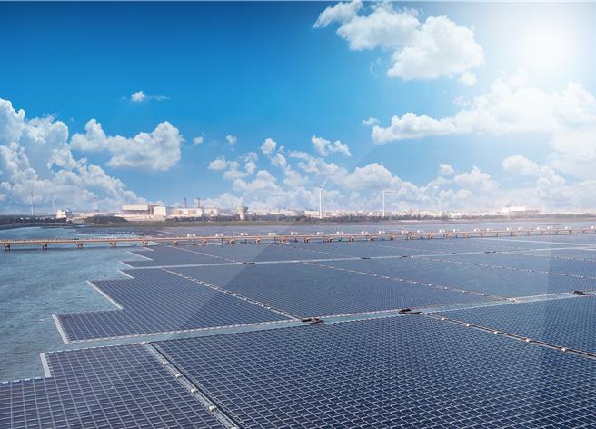 立院擬修法，要求所有敏感區位光電設置都需環評，形同「禁建」。陽光電產業七大公協會今發出聯合嚴正聲明，將對200萬人生計造成毀滅性衝擊，呼籲立委暫緩修法。圖為光電業者在彰濱崙尾的水面型光電。(辰亞能源提供)