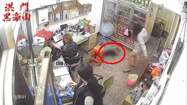 新莊一間檳榔攤內，發生女童遭生母毆打的事件，監視器畫面在網路上流傳，社會局緊急介入。（翻攝黑色豪門）