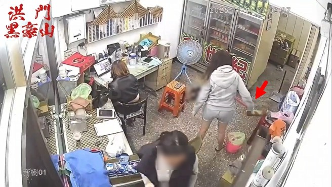 新莊一間檳榔攤內，發生女童遭生母毆打的事件，監視器畫面在網路上流傳，社會局緊急介入。（翻攝黑色豪門）