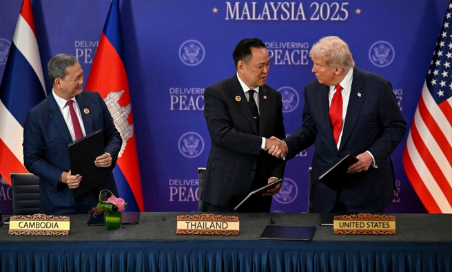 2025年10月26日，泰柬和平協議簽訂後，柬埔寨總統洪馬內與美國總統川普握手。（示意圖／達志 Shutterstock）