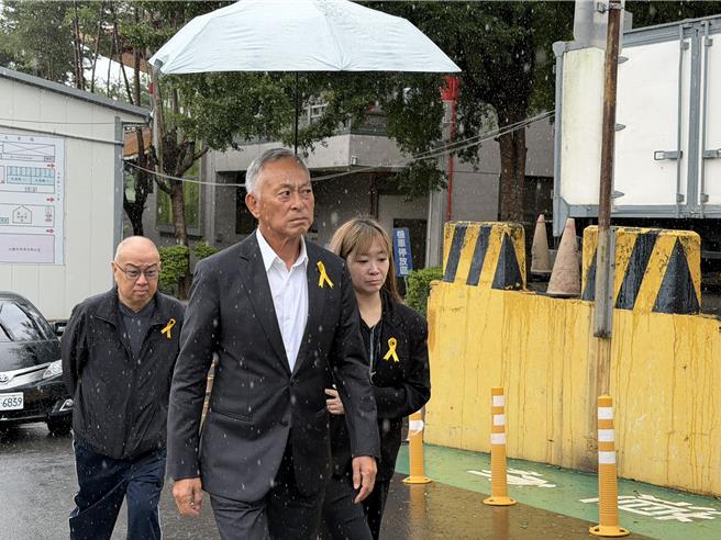 杜琪峯13日亲自出席冯淬帆告别式。（读者提供）