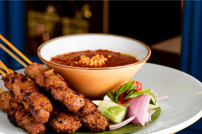 即日起至12月31日，台北晶华馆内的「azie」与「栢丽厅」推出「星洲老爷 味游新加坡」美食活动迎饕客。（图／台北晶华酒店）