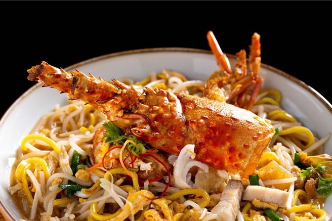 「星洲老爷 味游新加坡」美食活动于「azie」餐厅限时贩售的「JQ's镬炒龙虾麵」，这是郭主厨在新加坡餐厅的招牌之作。（图／台北晶华酒店）