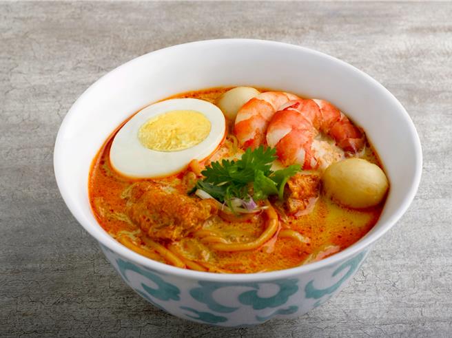 辛香浓郁却又不失清爽层次的「新加坡叻沙麵」是熬煮虾壳与各式香料，并加入椰奶制成金黄汤底，风味迷人。（图／台北晶华酒店）